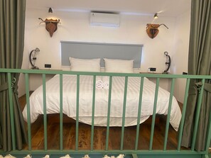 1 habitación, tabla de planchar con plancha y ropa de cama 