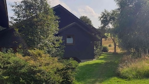 A house surrounded by greenery. - Holiday Home 'Bernau13, Rechbergblick' with Mountain View, Shared Garden and Wi-Fi (Bernau im Schwarzwald)