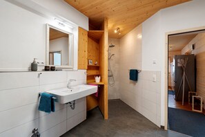 Douche, sèche-cheveux, serviettes fournies
