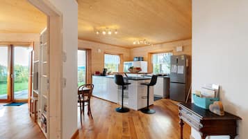 Jääkaappi, mikroaaltouuni, uuni, liesi