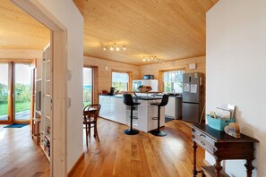 Jääkaappi, mikroaaltouuni, uuni, liesi