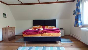 3 bedrooms, iron/ironing board, free WiFi, bed sheets