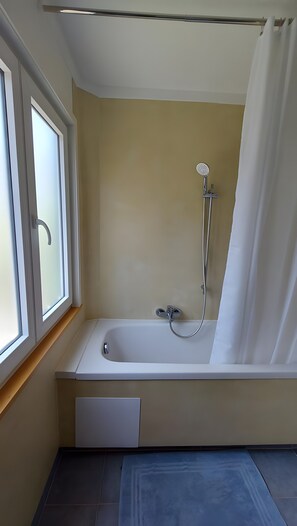 Douche, sèche-cheveux, serviettes fournies