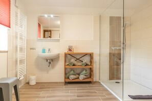 Shower, hair dryer, towels - Apartment 'Hochwald' with Mountain View and Wi-Fi (Bertsdorf-Hörnitz)