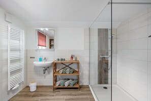 Douche, séchoir à cheveux, serviettes fournies