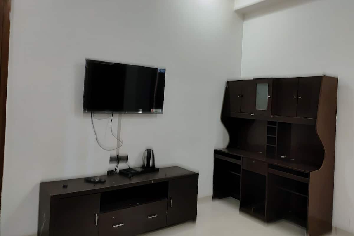 Escritorio, espacio para trabajar con laptop y wifi gratis