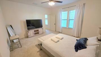 3 slaapkamers, een strijkplank/strijkijzer, reisbedje, gratis wifi