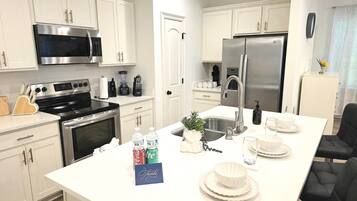 Geladeira, micro-ondas, fogão, cooktop