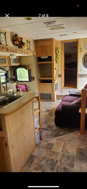 1 habitación, cuna de viaje y ropa de cama