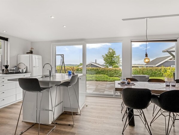 Kühlschrank, Mikrowelle, Geschirrspüler, Kochgeschirr/Geschirr/Besteck