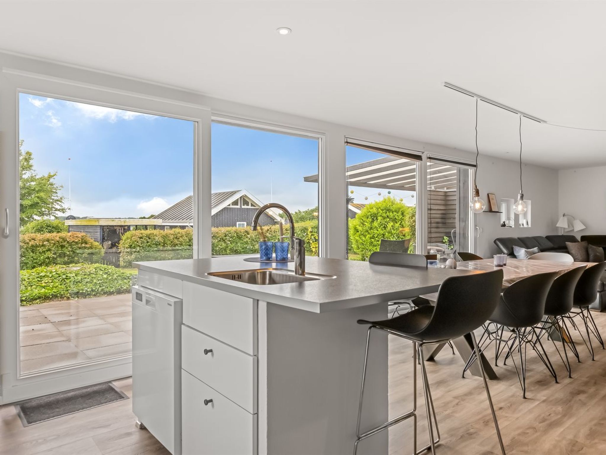 Kühlschrank, Mikrowelle, Geschirrspüler, Kochgeschirr/Geschirr/Besteck