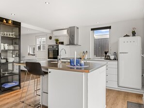 Kühlschrank, Mikrowelle, Geschirrspüler, Kochgeschirr/Geschirr/Besteck