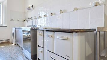 Fridge, coffee/tea maker