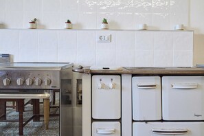 Kühlschrank, Wasserkocher mit Kaffee-/Teezubehör