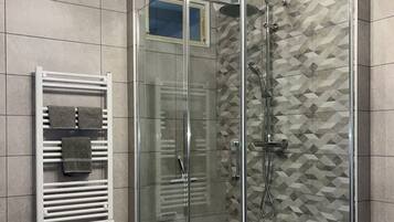 Dusch, hÄrtork, handdukar och tvÄl