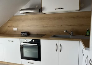 Fridge, microwave, oven, stovetop - Comfortable, cosy apartment, newly refurbished (Hambach)