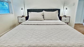 3 bedrooms, desk, iron/ironing board, free WiFi