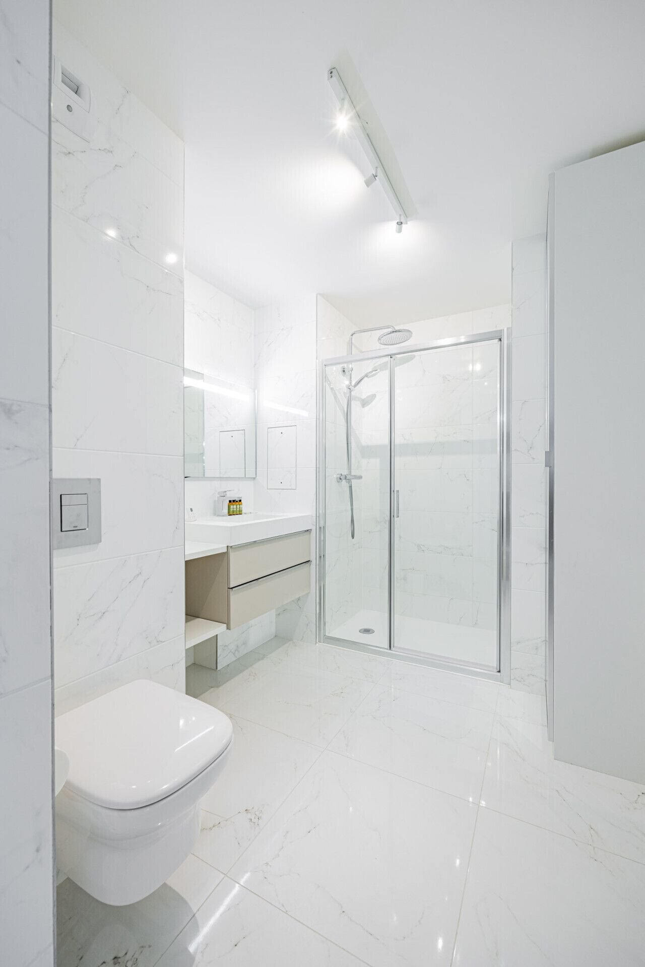 Un bagno moderno con il water, un lavabo e una doccia.