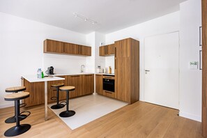 Microwave, dishwasher, coffee/tea maker, cookware/dishes/utensils