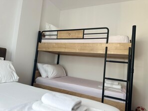 1 slaapkamer, een strijkplank/strijkijzer, wifi, beddengoed