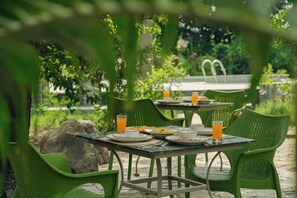 รับประทานอาหารกลางแจ้ง