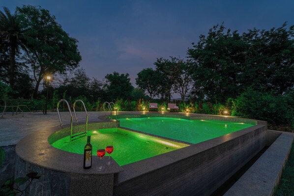 สระว่ายน้ำกลางแจ้ง