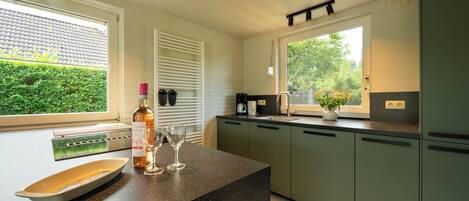 Kjøleskap, mikrobølgeovn, oppvaskmaskin og kaffetrakter/tekoker