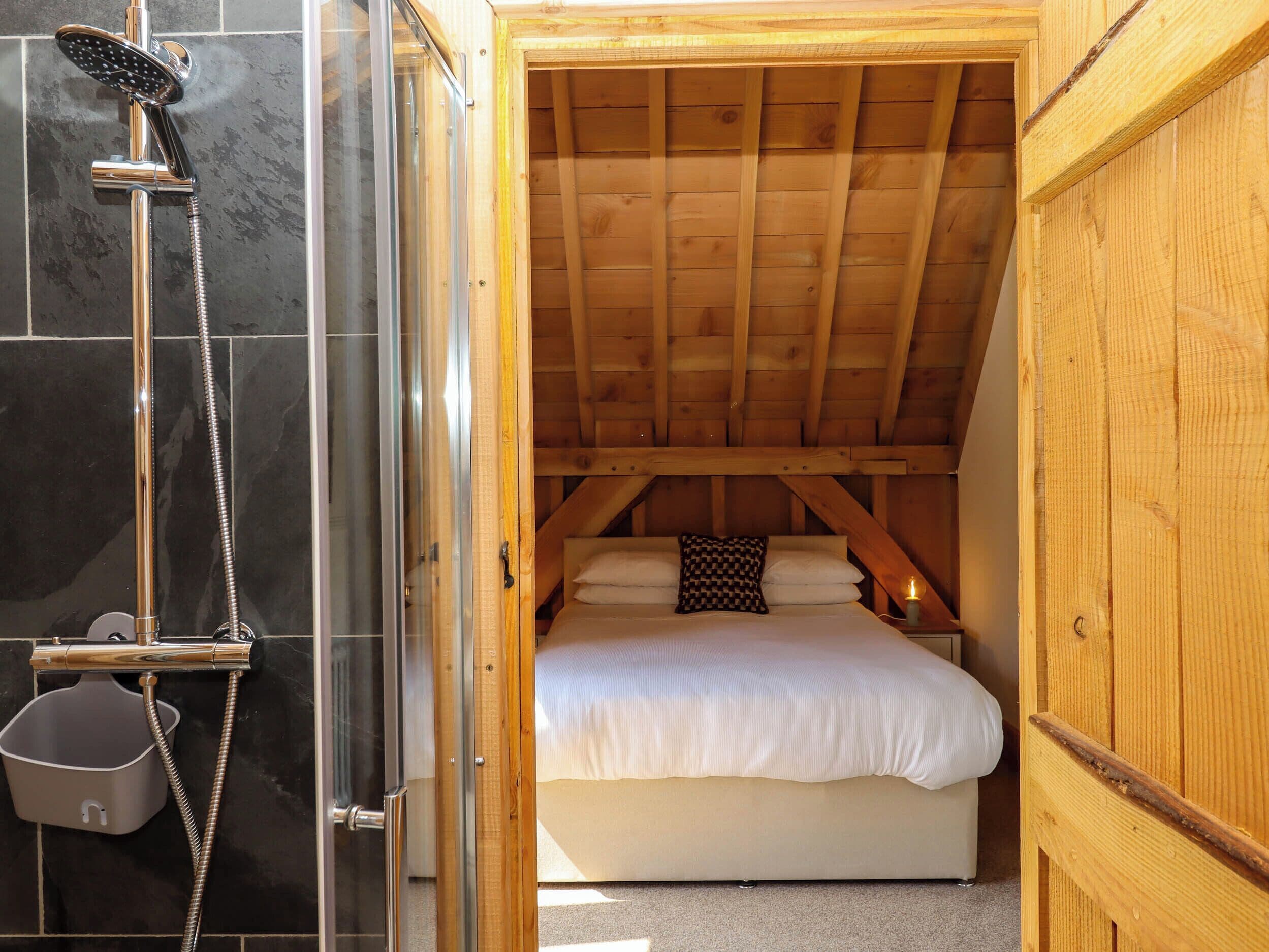 2 عدّة غرف نوم وبديكورات فريدة لكل غرفة وطراز فريد لكل وحدة