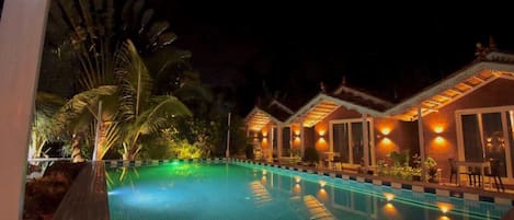 8 outdoor pools