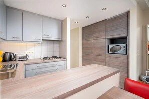 Fridge, oven, stovetop, dishwasher