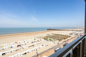 Une plage avec des tentes et une jetée.
