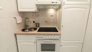 Kühlschrank, Ofen, Herdplatte, Wasserkocher mit Kaffee-/Teezubehör