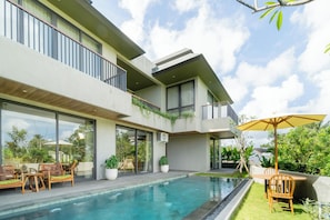 10 outdoor pools