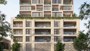 Un edificio de varios pisos con techo plano, ventanas grandes y una entrada a nivel de calle que dice 'The Evelyn'.