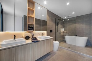 Douche, séchoir à cheveux, serviettes fournies, savon