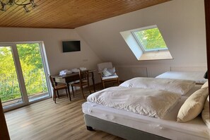 4 bedrooms, desk, iron/ironing board, free WiFi