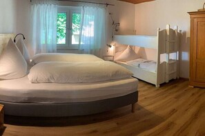 4 bedrooms, iron/ironing board, WiFi, bed sheets