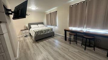 Basic-Studio | Schreibtisch, laptopgeeigneter Arbeitsplatz, Bügeleisen/Bügelbrett
