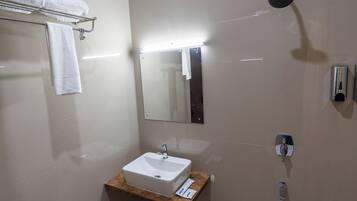 Standard dubbelrum eller tvåbäddsrum - balkong - utsikt mot staden | Badrum | Dusch, handdukar, tvål och schampo