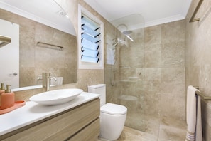 Douche, séchoir à cheveux, serviettes fournies