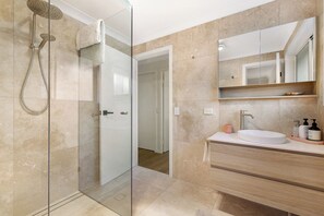 Douche, séchoir à cheveux, serviettes fournies