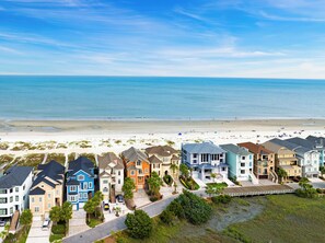 Een kustwoongebied met huizen direct aan het strand.
