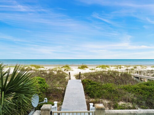 11 Singleton Beach by AvantStay | Oceanfront Retreat w/ Private Pool + Boardwalk