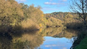 A calm river reflecting trees and sky, surrounded by grassy banks. - Private Room 'Auf dem Karlsberg' with Wi-Fi (Weilburg)