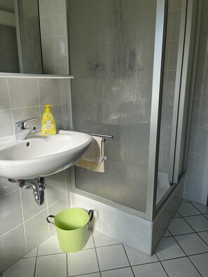 Shower, towels - Private Room 'Auf dem Karlsberg' with Wi-Fi (Weilburg)