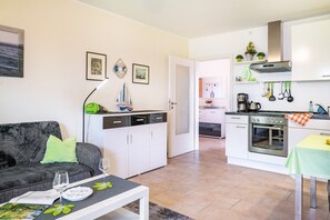 Een koelkast, een oven, een kookplaat, een vaatwasser