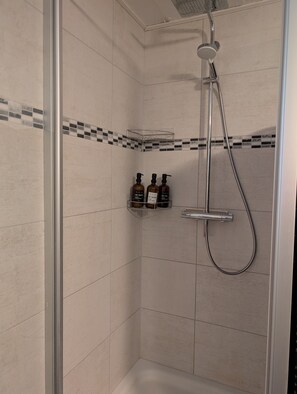 Douche, articles de toilette gratuits, sèche-cheveux