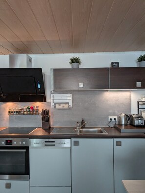 Fridge, microwave, oven, stovetop - Apartment 'An Der Quell' with Private Terrace, Private Garden and Wi-Fi (Blankenheim)