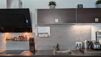 Kühlschrank, Mikrowelle, Ofen, Herdplatte