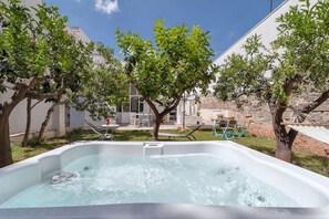 Outdoor spa tub - Dimora della Quercia con Jacuzzi (Taviano)
